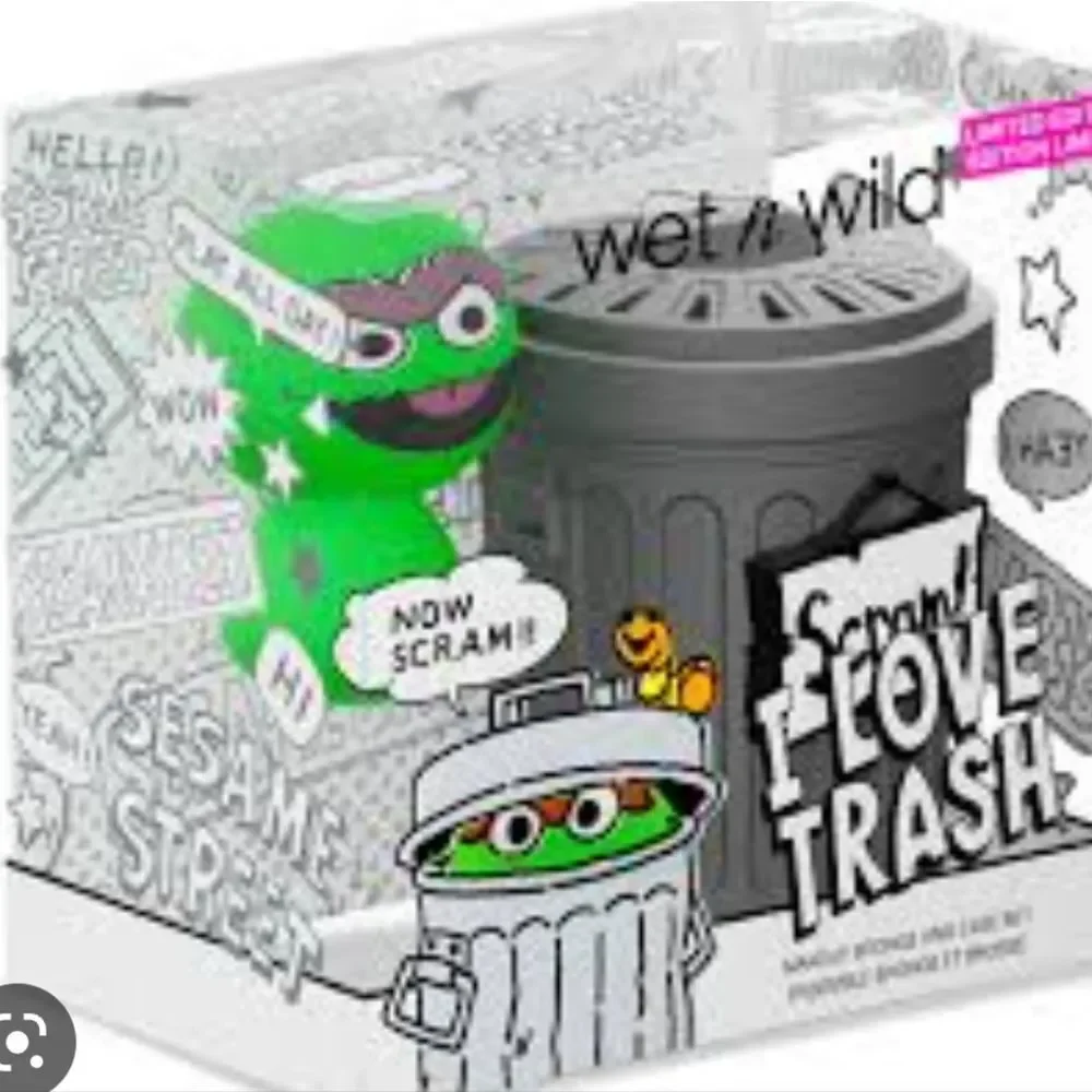Wet-N-Wild X Sesame Street I Love Trash No Scram Makeup Sponge‎ & Case Set